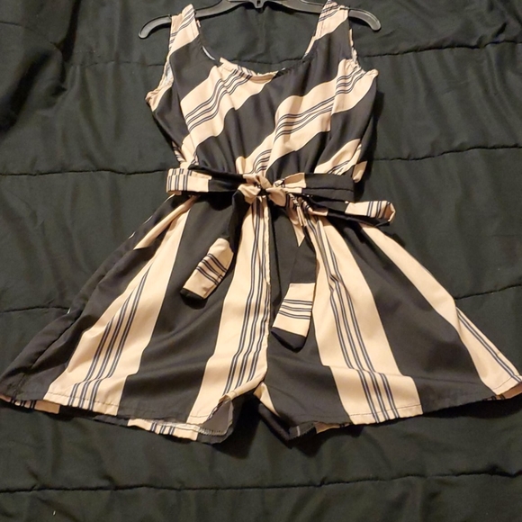 Short Rompers - Picture 3 of 6